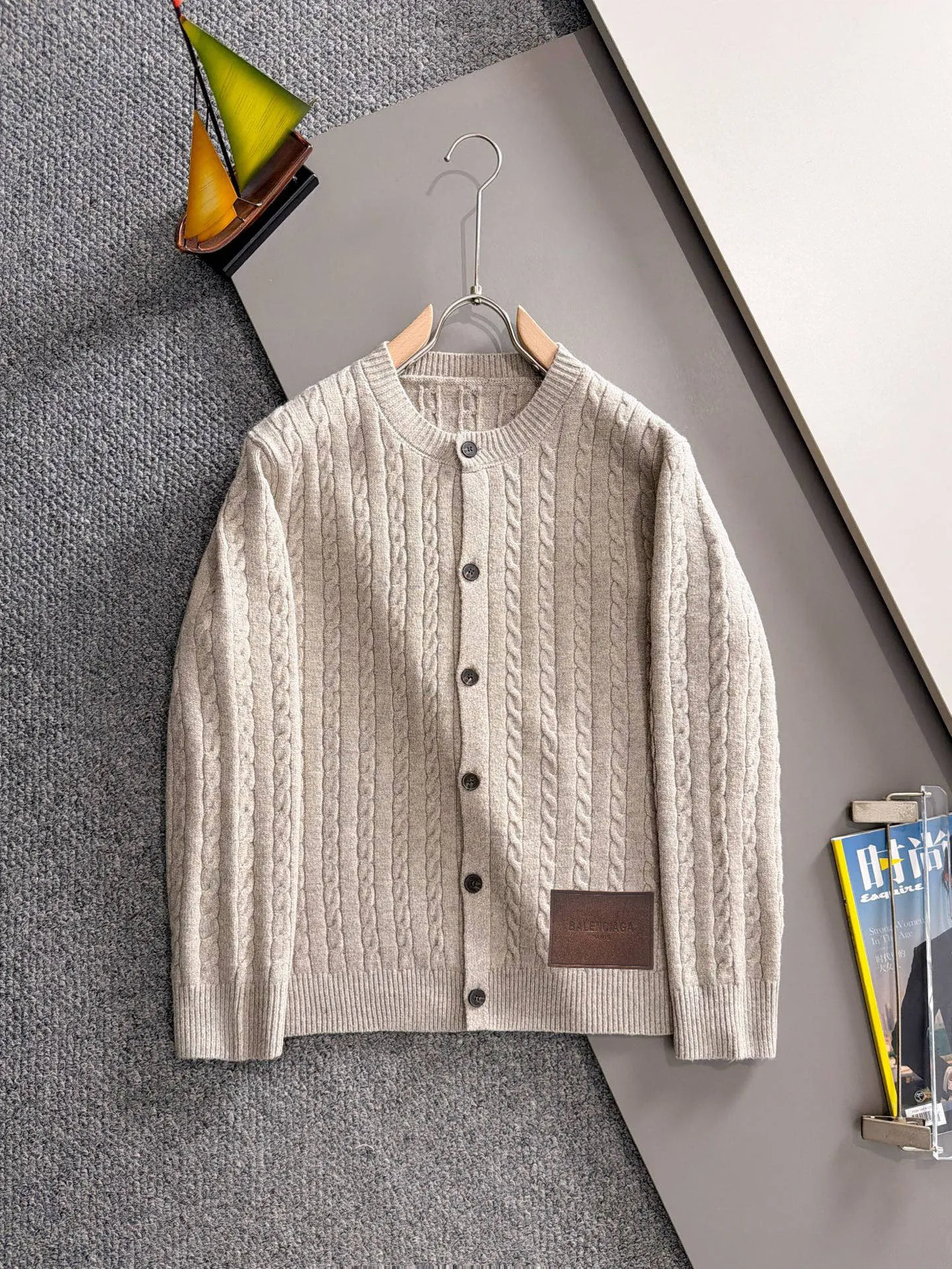 The latest knitted sweater jackets from Balenciaga’s 2026 Autumn and Winter official website are now on sale at the counters for Hot Sale! Specially made of wool blended fabric. It feels comfortable and can be directly in contact with the skin. The logo badge is exquisitely embroidered, which is extremely eye-catching! The details highlight the fashionable charm of big brands. Exquisite workmanship. Three-dimensional cutting style. The wearing effect is invincible and handsome! All three standards are complete! Sizes:M-4XL